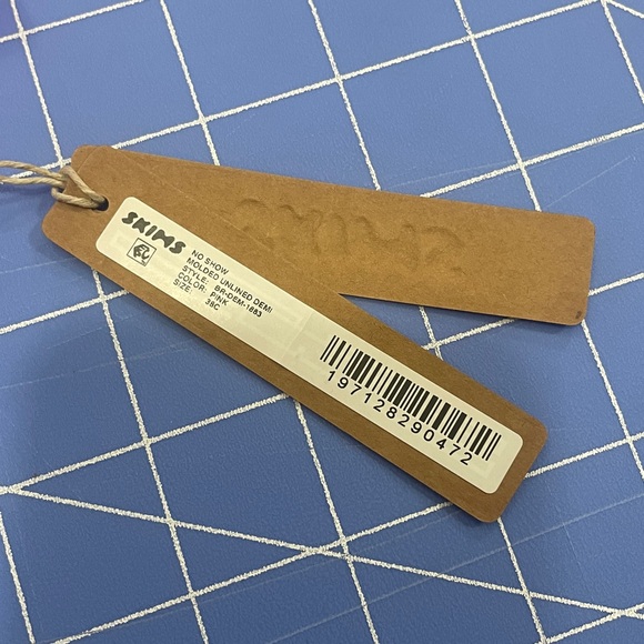 🦁SKIMS Style: No Show Molded Unlined Demi (BR-DEM-1883). - Picture 2 of 10